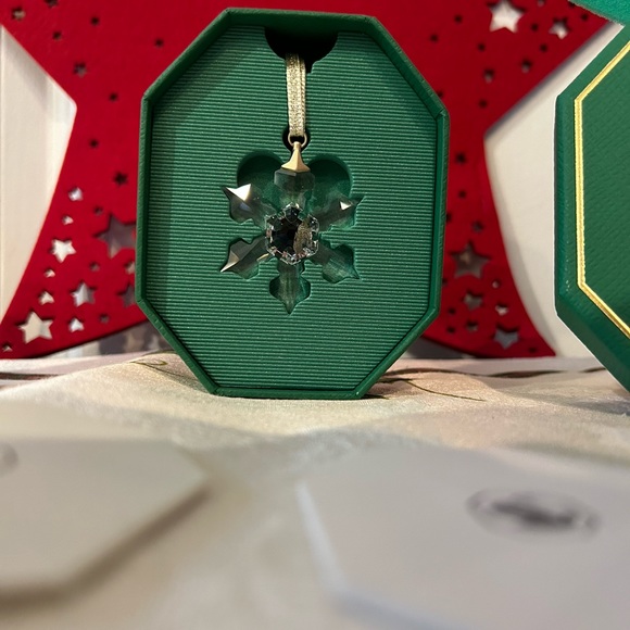 Swarovski 2022 Limited Edition Small Snowflake Ornament #5621017 ❄️ - Picture 4 of 10